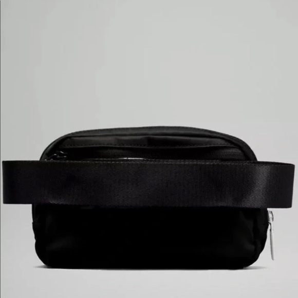 Lululemon Everywhere Belt Bag | 1L | Black | NWT - Picture 2 of 7